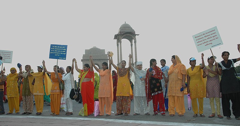 File:A formation of human chain at India Gate by the women from different walks of life at the launch of a National Campaign on prevention of violence against women, in New Delhi on October 02, 2009.jpg
